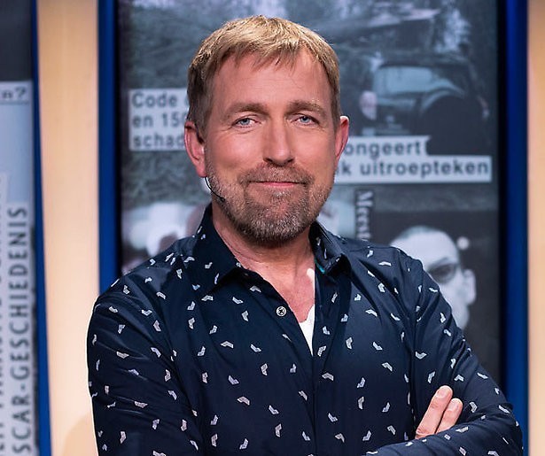 Harm Edens shockeert kijkers Dit Was Het Nieuws met jockstrap