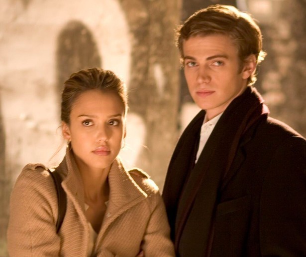 Hayden Christensen blijkt bij kennis tijdens een hartoperatie in Awake op Viaplay TV