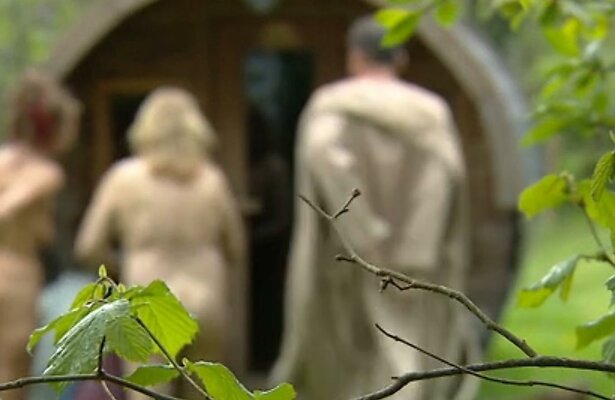 Deelnemers geven zich letterlijk bloot in eerste beelden B&B Vol Liefde 2023