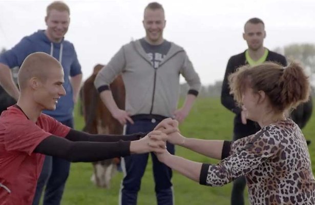 Kijk vooruit: Het spettert tijdens de dagdate van boerin Annemiek