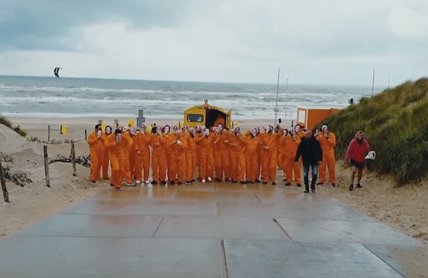 Herman den Blijker en Bram Krikke halen V for Vendetta-truc uit