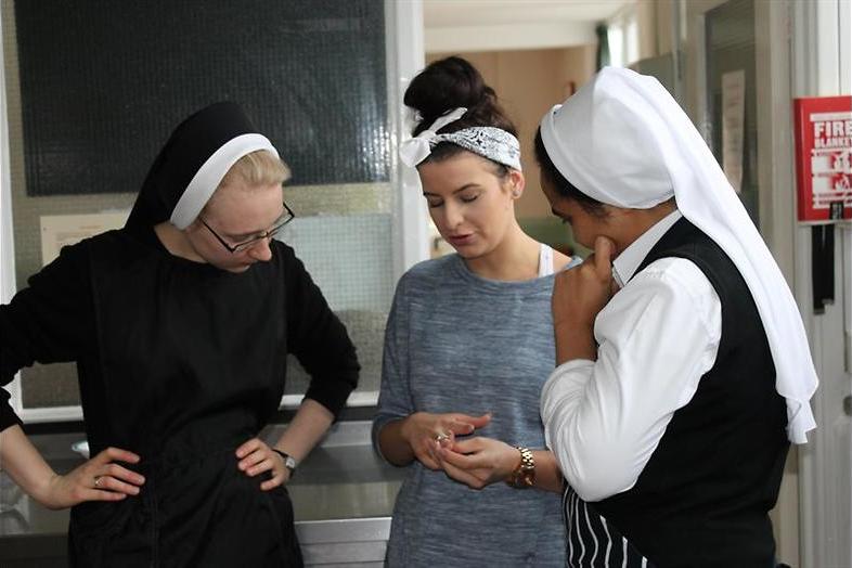 Haat en nijd in het habijt in Bad Habits, Holy Orders