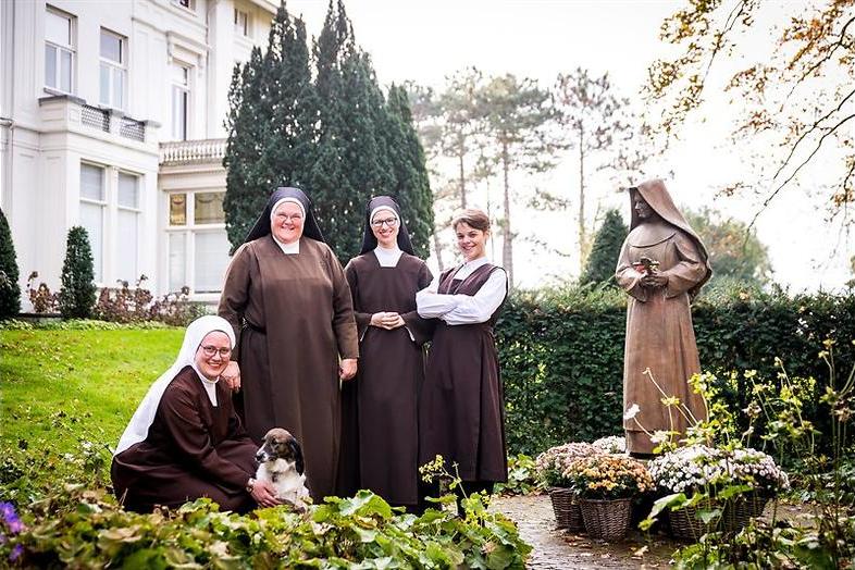 Zusterschap in Bad habits, holy orders 