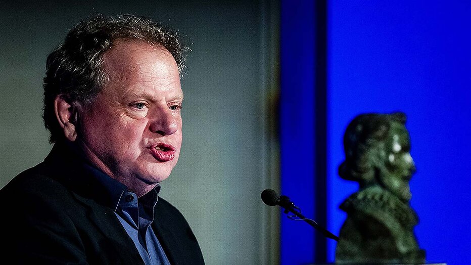 Bas Heijne ontvangt de P.C. Hooft-prijs 2017 in het Literatuurmuseum Bas Heijne ontvangt de P.C. Hooft-prijs 2017 in het Literatuurmuseum