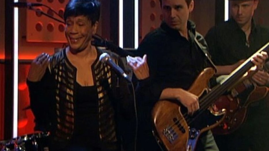 Zangeres Bettye LaVette begint optreden vier keer opnieuw in DWDD