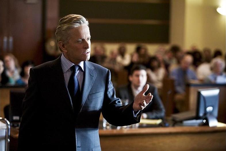 rommelt-michael-douglas-met-bewijsmateriaal-in-beyond-a-reasonable-doubt