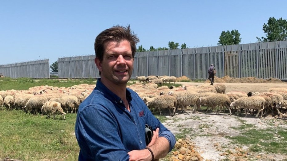 Bram Vermeulen aan de grens tussen Griekenland en Turkije