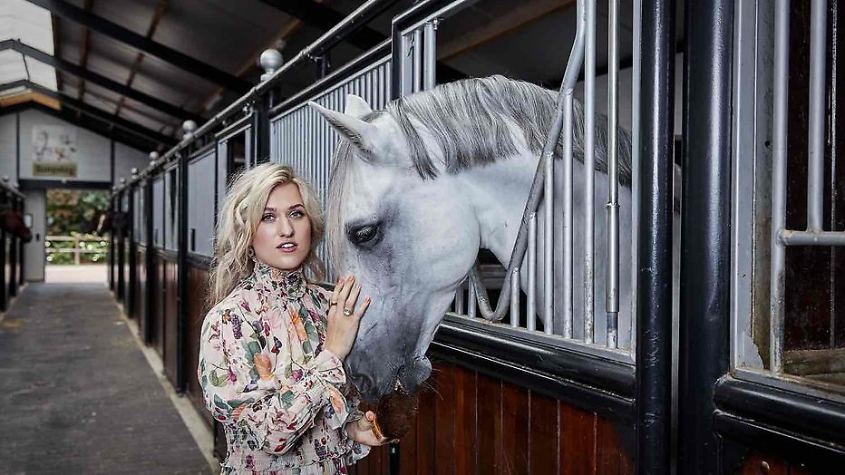 Britt Dekker was bang voor Angela de Jong