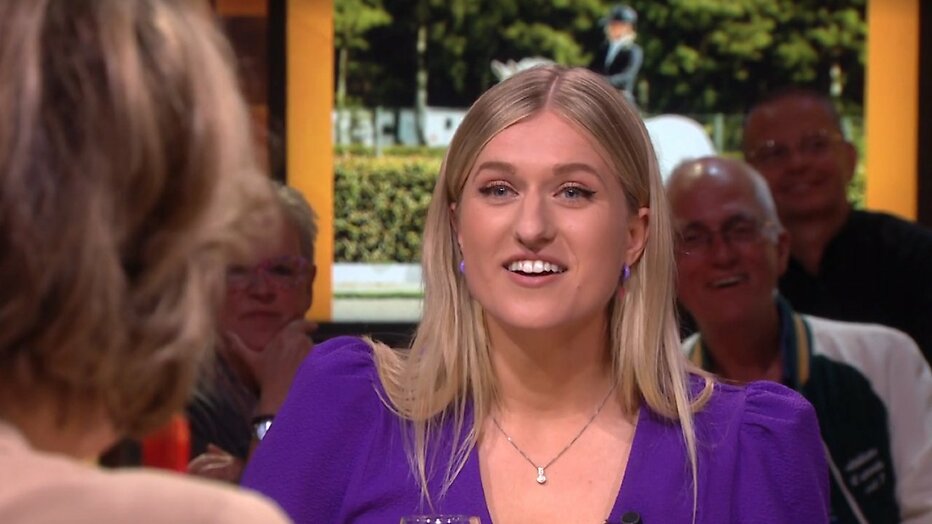 Britt Dekker confronteert Angela de Jong bij Renze op Zondag Britt Dekker confronteert Angela de Jong bij Renze op Zondag