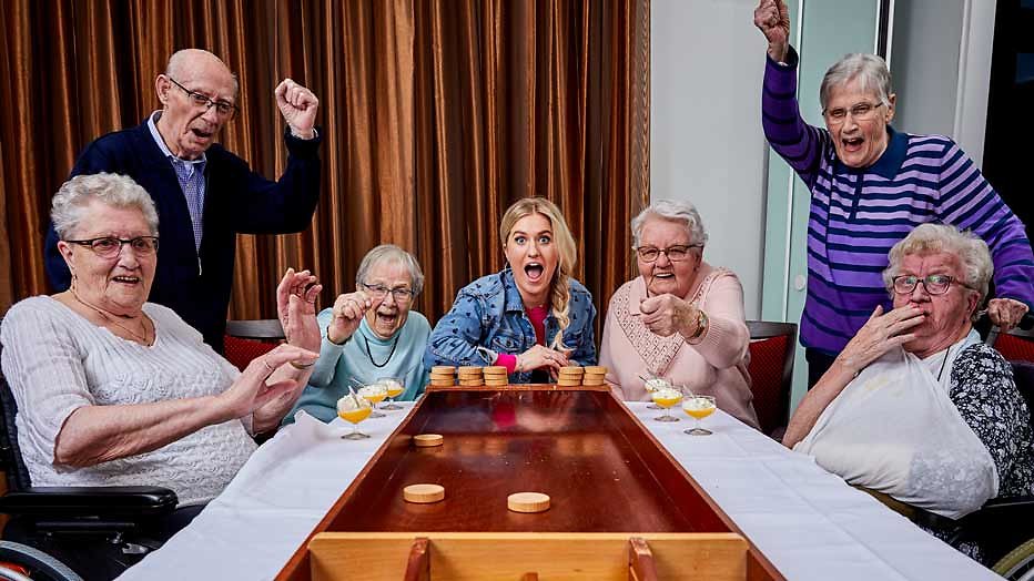 Britt helpt de ouderen