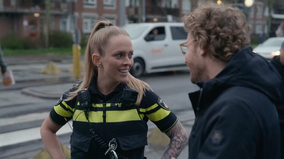 Agent Joyce en Ewout Genemans in Bureau Rotterdam