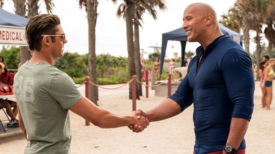 Zac Efryon en Dwayne Johnson in Baywatch Zac Efryon en Dwayne Johnson in Baywatch