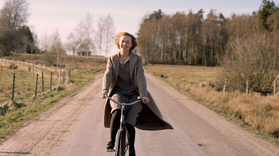 Alba August als Astrid Lindgren in Becoming Astrid