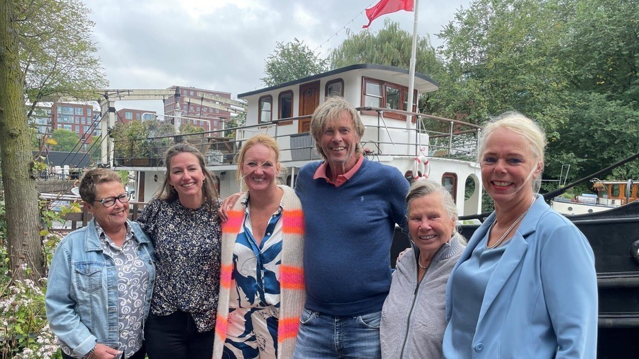 Gerie, Christine, Linda, Sibo, Aafje en Greta bij de boot van Sibo en Linda