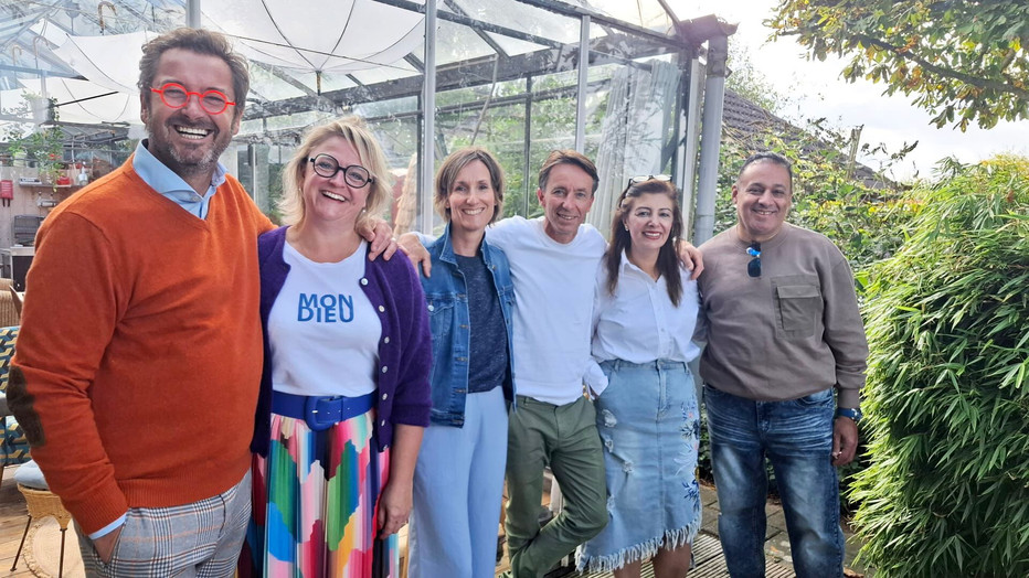 Bob, Charlotte, Karin, Remco, Nana en Ashraf in Bed & Breakfast