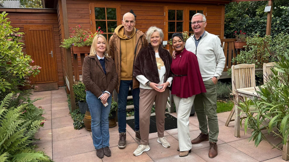 Marieke, Alfred, Esther, Ratcha en Jaap in Bed & Breakfast