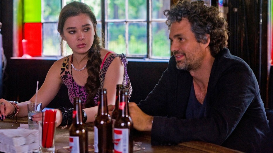 Hailee Steinfeld en Mark Ruffalo in Begin Again