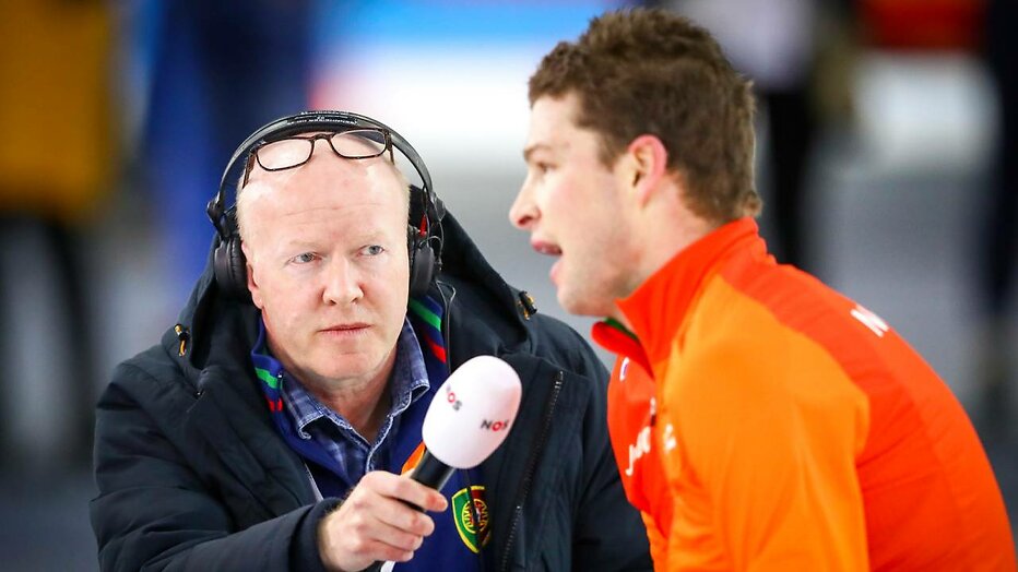 NOS verslaggever Bert Maalderink in gesprek met Sven Kramer na het behalen van zijn negende Europese Titel tijdens het EK Allround in Thialf.