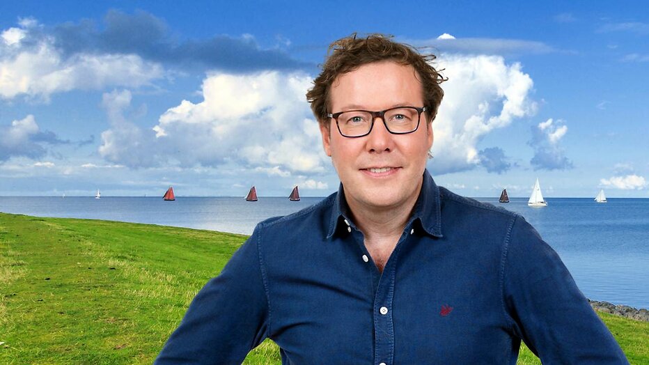 Bert Haandrikman voor het MAX Skûtsje Journaal Bert Haandrikman voor het MAX Skûtsje Journaal