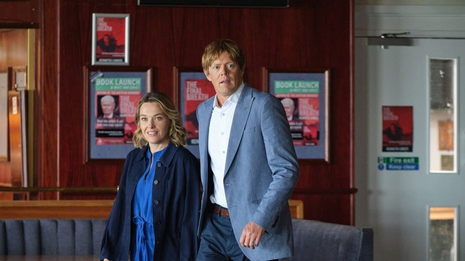 Sally Bretton en Kriss Marshall in Beyond Paradise