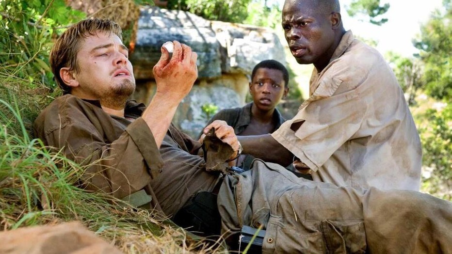 Leonardo DiCaprio en Djimon Hounsou in Blood Diamond