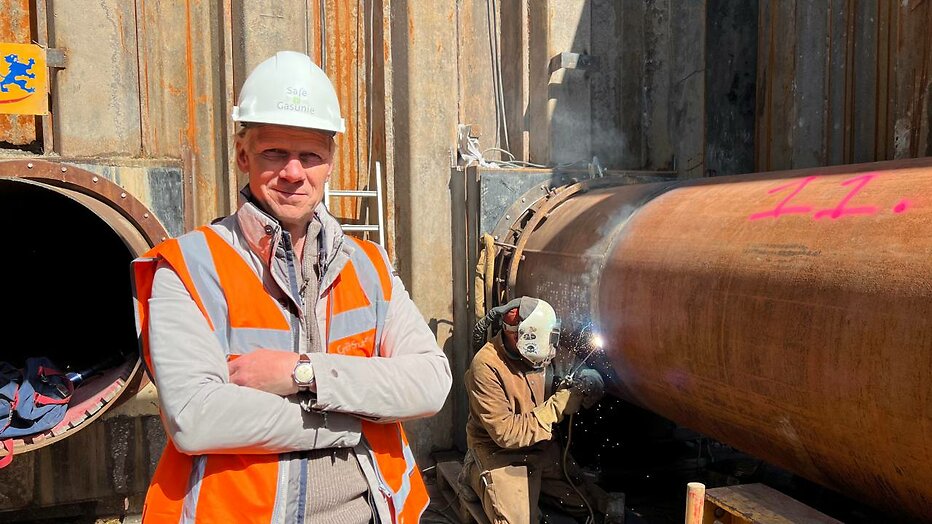 Presentator Menno Bentveld onderzoekt energietransitie in de 'Energieman'.