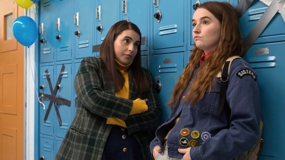 Beanie Feldstein als Molly en Kaitlyn Dever als Amy in Booksmart