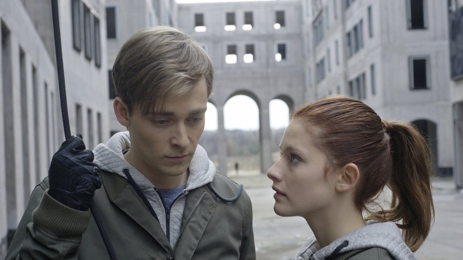 Matthijs van de Sande Bakhuyzen en Ella-June Henrard in Boy 7