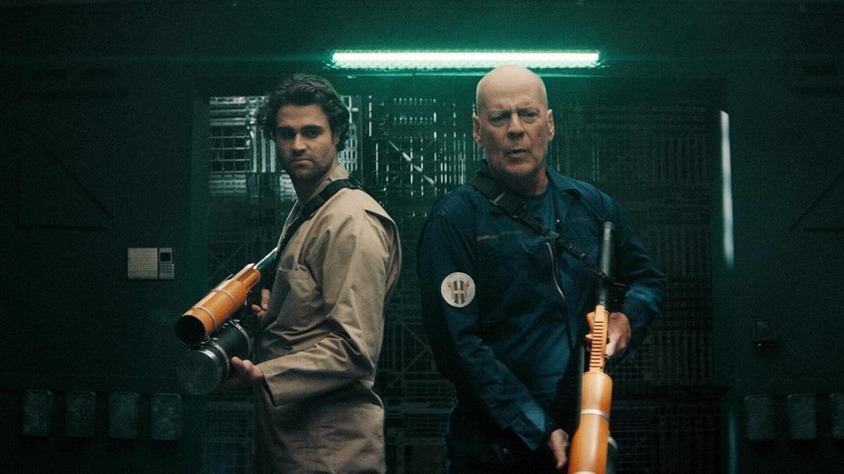 Bruce Willis en Cody Kearsley in Breach