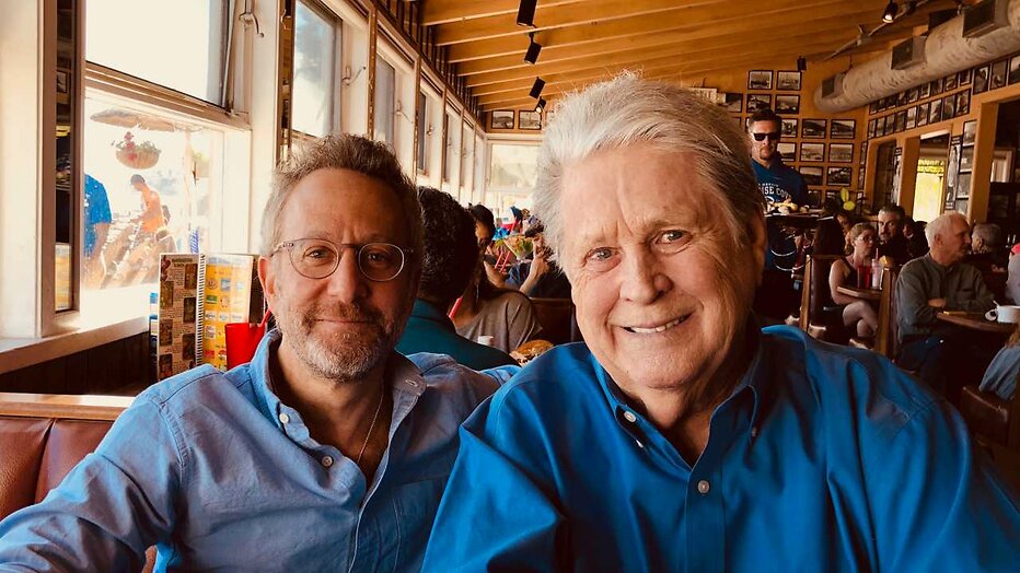 Jason Fine met Brian Wilson voor Long Promised Road