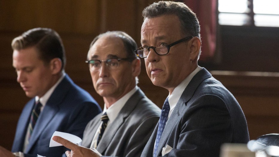 Billy Magnusson, Mark Rylance en Tom Hanks in Bridge of Spies Billy Magnusson, Mark Rylance en Tom Hanks in Bridge of Spies