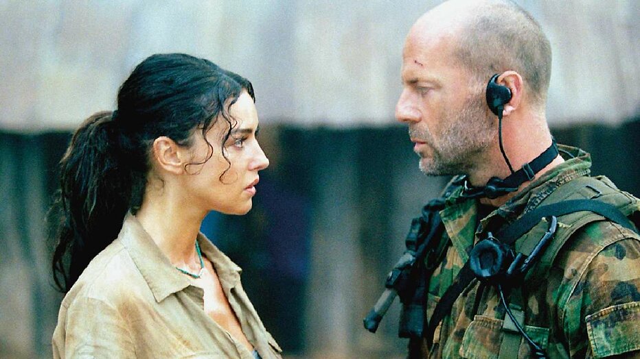 Bruce Willis en Monica Bellucci in Tears of the Sun