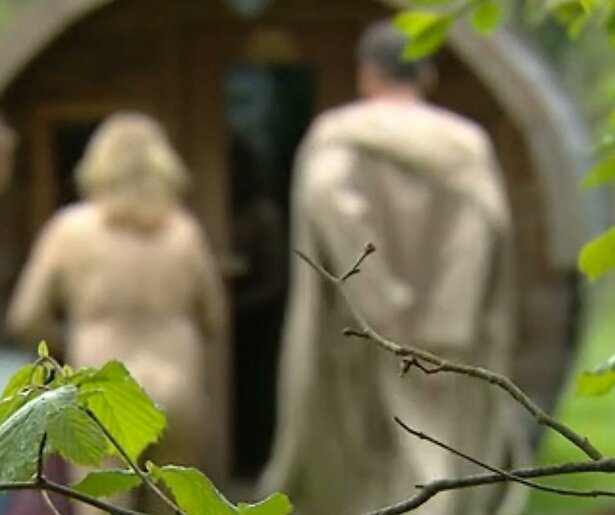 Deelnemers geven zich letterlijk bloot in eerste beelden B&B Vol Liefde 2023