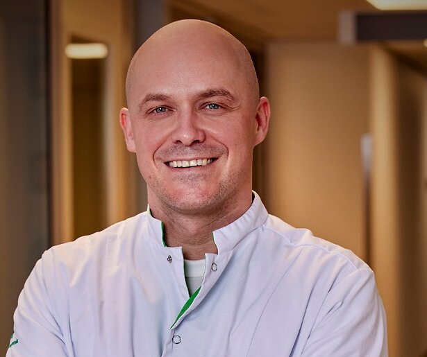 Philippe Geubels vrolijkt de patiënten op