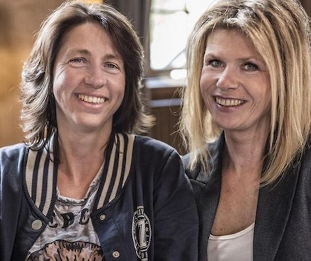 Esther en boerin Bertie uit elkaar