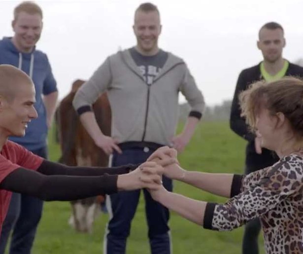 Kijk vooruit: Het spettert tijdens de dagdate van boerin Annemiek