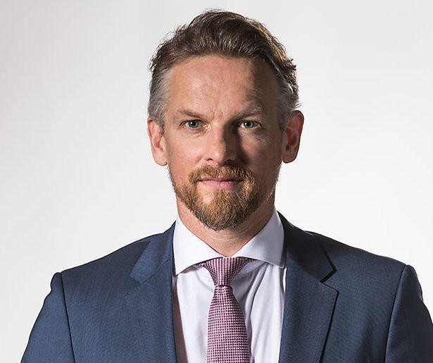 Duitse serie met Barry Atsma nagesynchroniseerd op Nederlandse tv