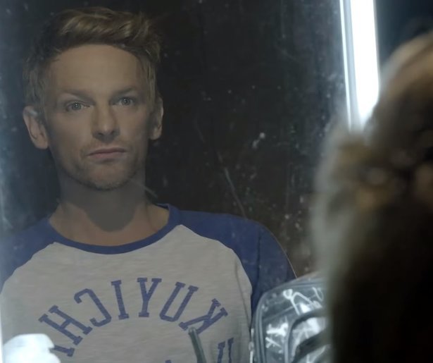 YouTube-hit: Barry Atsma fopt fans als levend standbeeld