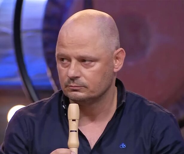 Bas Hoeflaak gaat viraal met zijn fluit in Last One Laughing