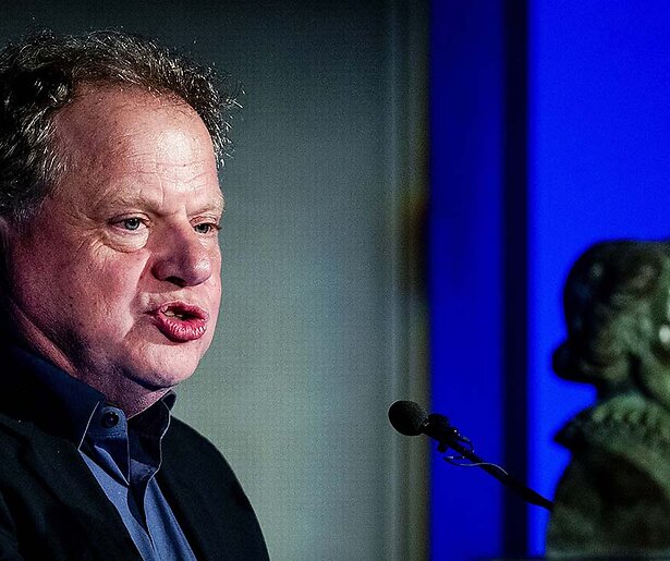 Bas Heijne vertelt Özcan Akyol alles over Louis Couperus in De Geknipte Gast