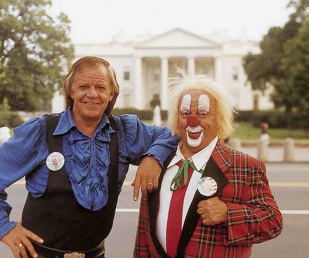 Clown Bassie al enkele weken ziek op bed