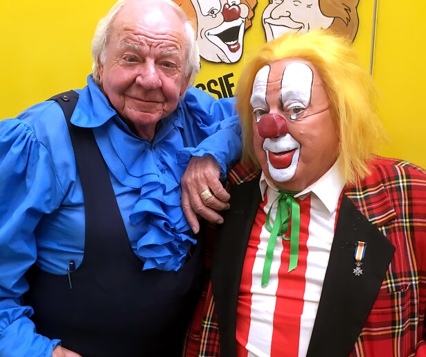 Bassie & Adriaan herenigd: ontvangen speciale munt ter ere van 50-jarig televisiejubileum
