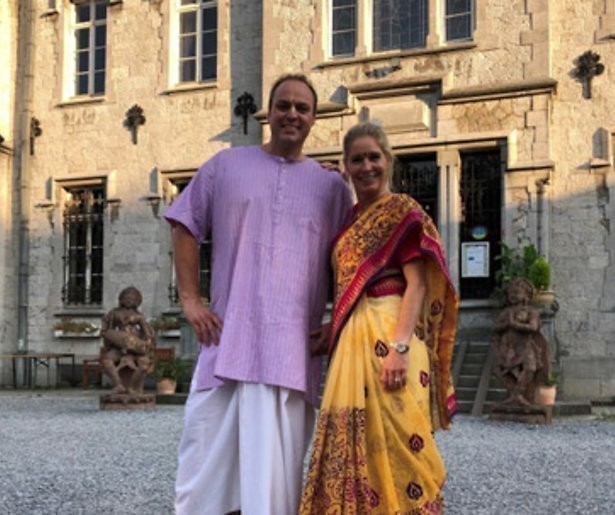 Bauers tussen de hare krisjna's