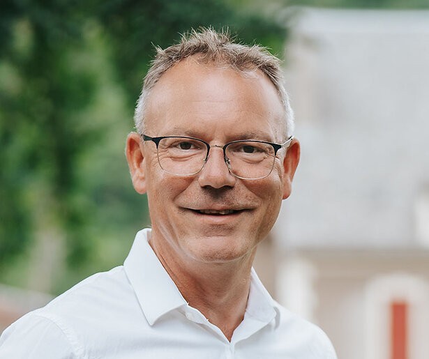 Illya laat zich niet van de wijs brengen door het vrouwelijk schoon in B&B Vol Liefde