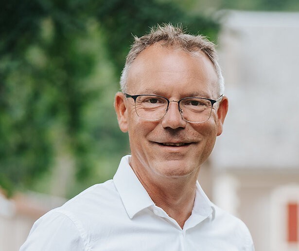 Kasteelheer Illya is op zoek naar een partner zonder trainingspak in B&B Vol Liefde