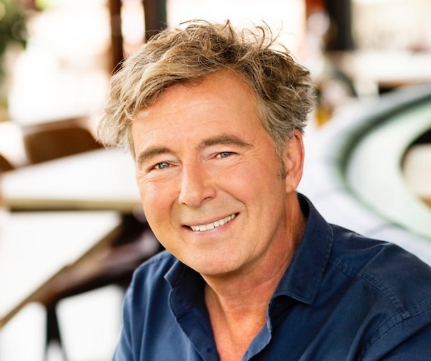 Bert van Leeuwen presenteert nieuw tv-programma vanuit z'n woonkamer