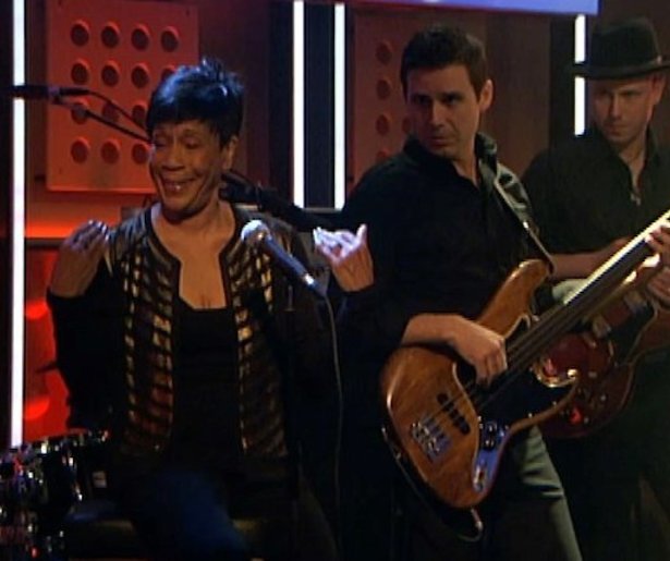 Zangeres Bettye LaVette begint optreden vier keer opnieuw in DWDD