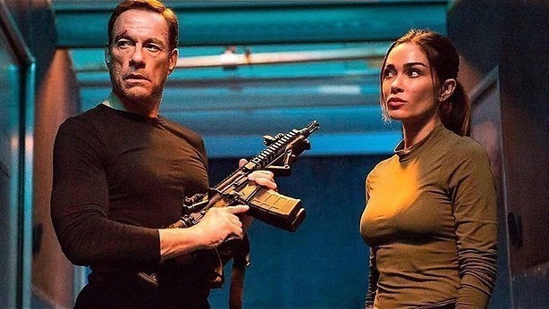 Jean-Claude Van Damme zit vast in een onderzeeër