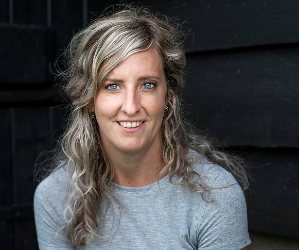 Janine en Sander uit BzV melken stralend de koeien