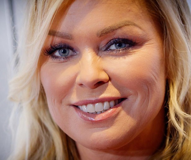 Presentatrice Bridget Maasland naar ziekenhuis met splinter in bil